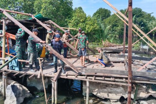 Kodim 1422/Maros Renovasi Rumah Warga Tak Layak Huni di Rammang-Rammang
