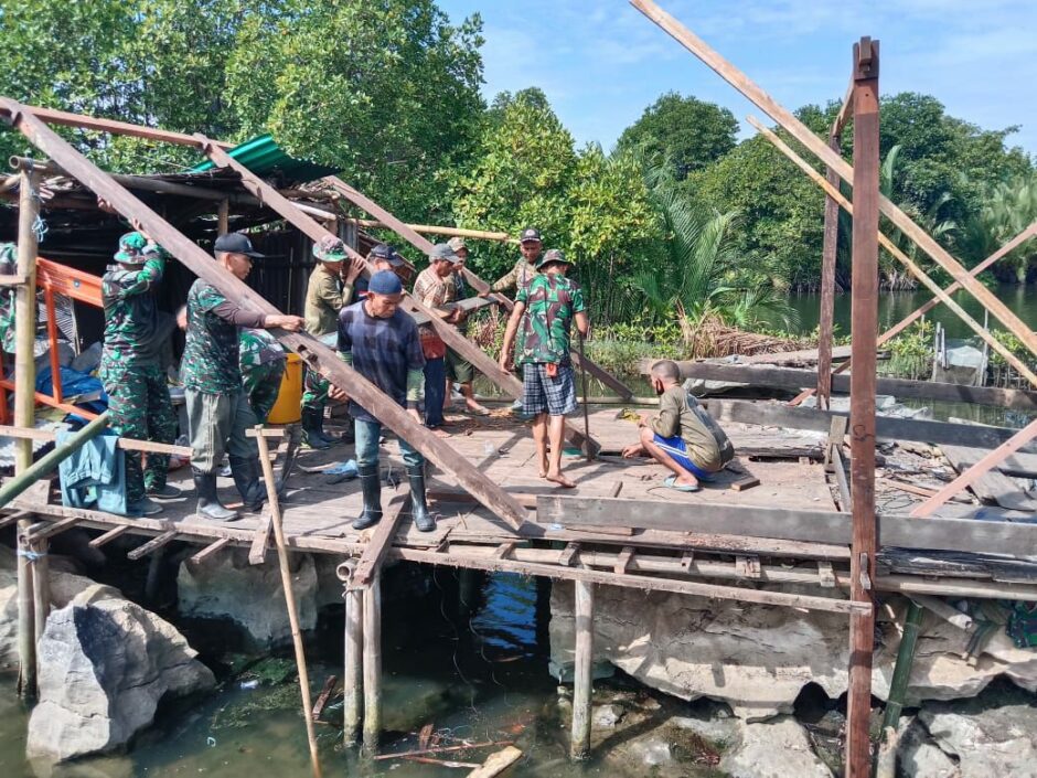 Kodim 1422/Maros Renovasi Rumah Warga Tak Layak Huni di Rammang-Rammang