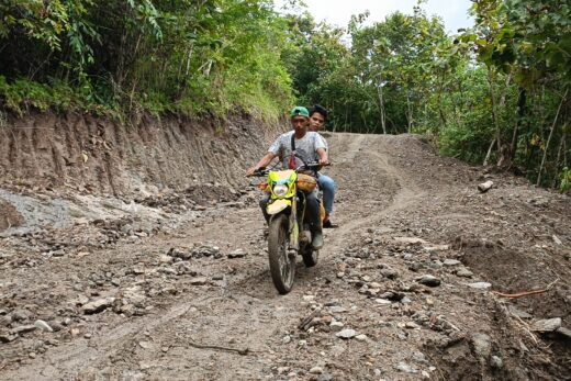 Perjuangan TNI Buka Akses Jalan di Pelosok Maros, Warga Sujud Syukur Akhirnya Merdeka