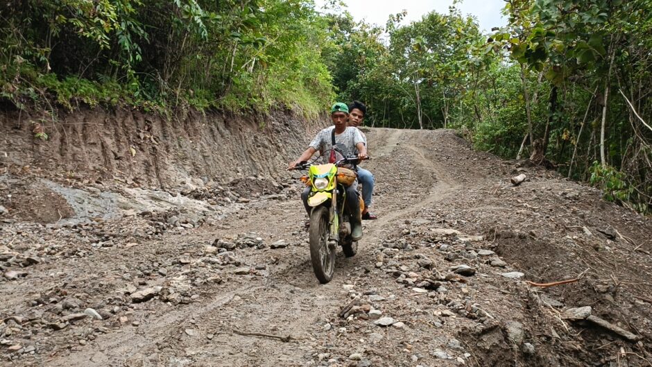 Perjuangan TNI Buka Akses Jalan di Pelosok Maros, Warga Sujud Syukur Akhirnya Merdeka