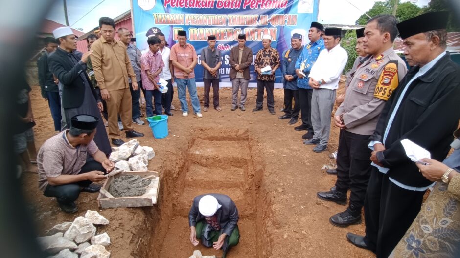 Bupati Maros Meletakkan Batu Pertama Pembangunan Yayasan Pesantren Tahfidz Qur’an H Ranreng Intan