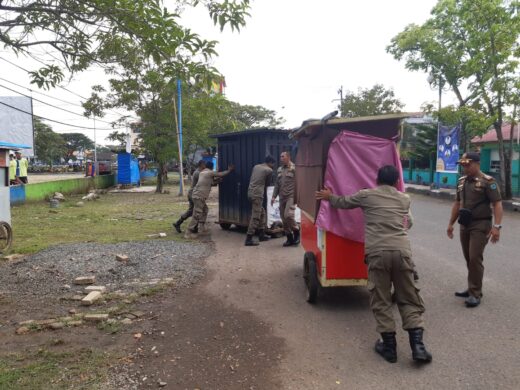 Jaga Kebersihan Kawasan Kuliner PTB Satpol PP Maros Lakukan Penertiban Gerobak yang Melanggar