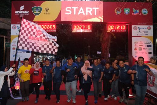 2000 Peserta Geopark Half Maraton Penuhi Wisata Alam Air Terjun Bantimurung
