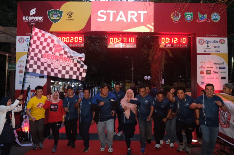 2000 Peserta Geopark Half Maraton Penuhi Wisata Alam Air Terjun Bantimurung