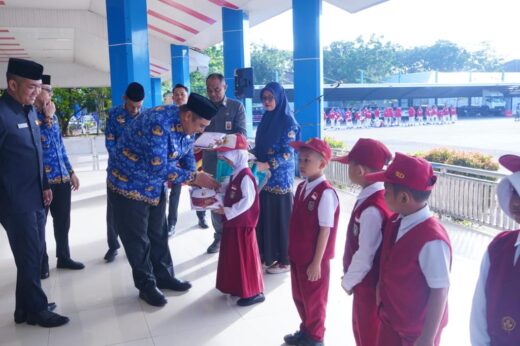Pemkab Maros Bagikan Seragam Sekolah Gratis Kepada Siswa