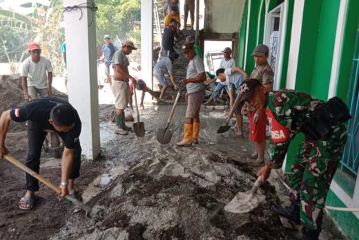 Jalin Kebersamaan Babinsa Kodim Maros Gotong Royong Renovasi Masjid