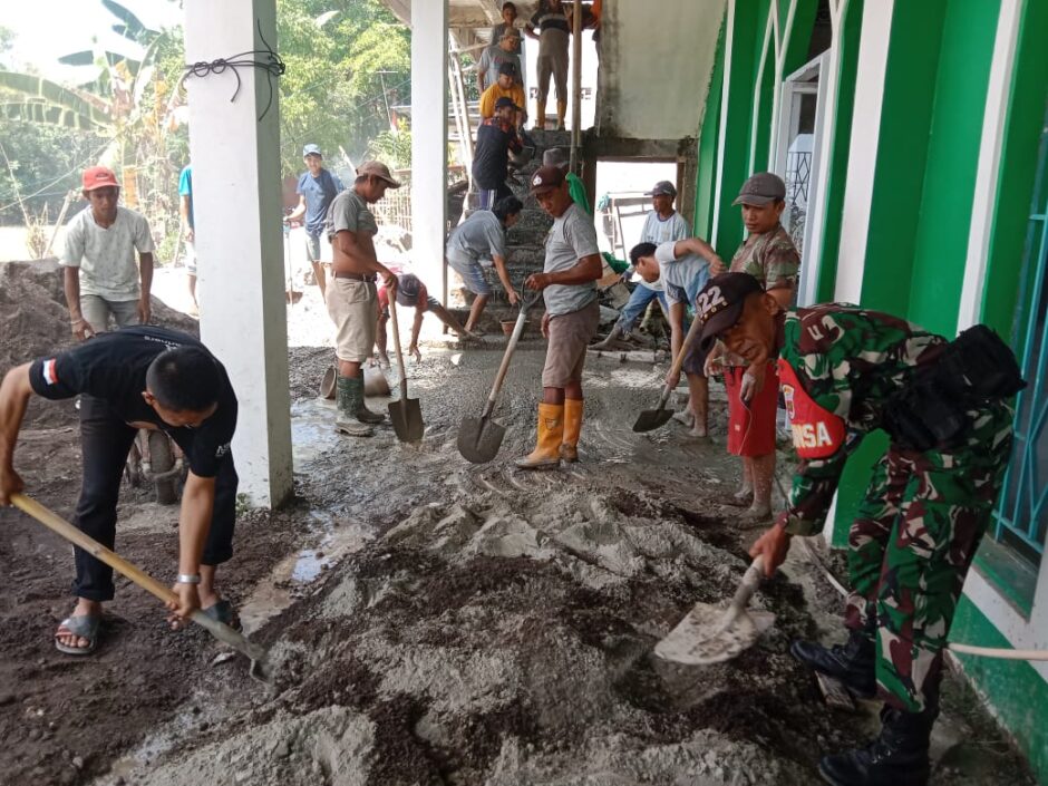 Jalin Kebersamaan Babinsa Kodim Maros Gotong Royong Renovasi Masjid