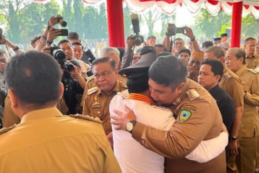 Peluk Erat Sudirman Sulaiman, Chaidir Syam Terima Kasih Atas Segala Dedikasi dan Pengabdiannya