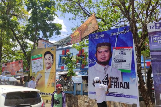 Bapenda Maros Tertibkan Puluhan Reklame yang Sudah Jatuh Tempo