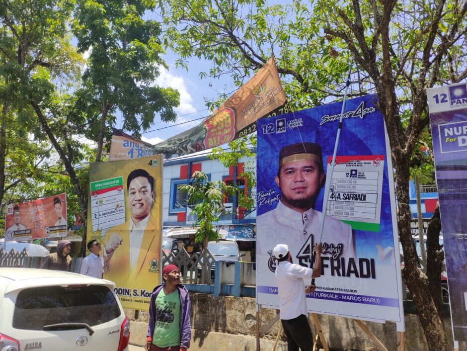 Bapenda Maros Tertibkan Puluhan Reklame yang Sudah Jatuh Tempo
