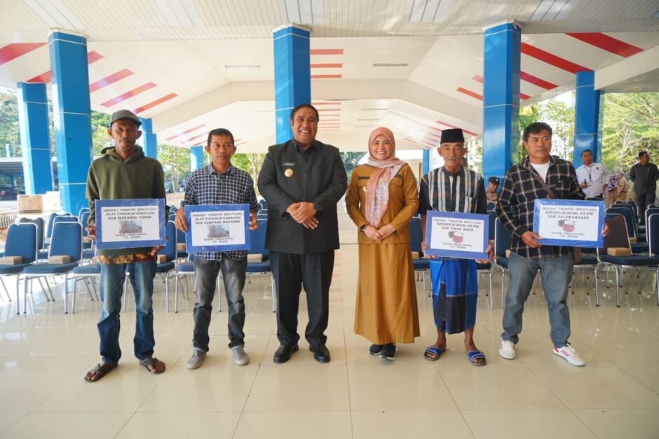 Pemkab Maros Serahkan Bantuan Alat Tangkap Kepiting dan Mesin Kapal, Bantu Dorong Perekonomian Nelayan