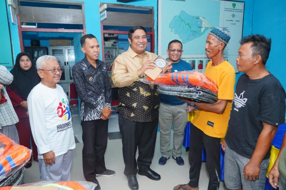 Dinas Perikanan Maros Salurkan Bantuan Alat Tangkap Kepiting ke Kelompok Nelayan