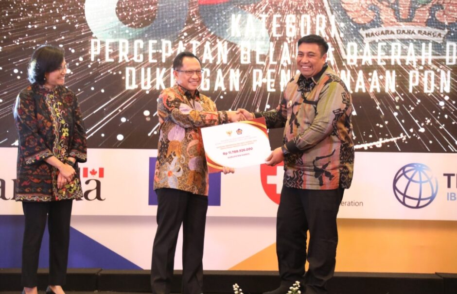 Menkeu RI Serahkan Penghargaan Dana Intensif Fiskal 11,8 Miliar ke Pemkab Maros