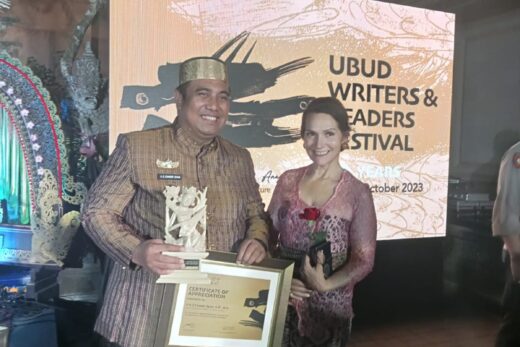 Bupati Maros menerima penghargaan international Ubud Writers Readers Festival