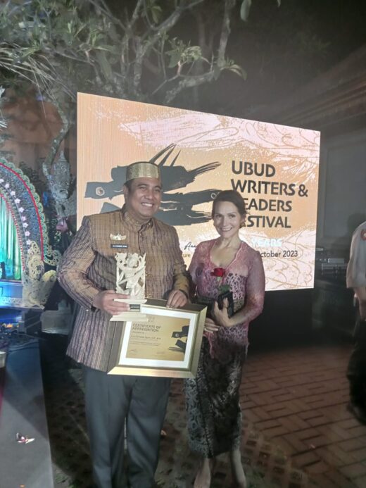 Bupati Maros menerima penghargaan international Ubud Writers Readers Festival