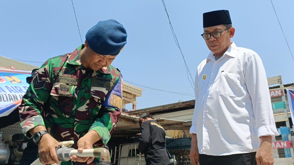Warga Terdampak Kekeringan, TNI AU Bersama Kementrian PUPR Salurkan Bantuan Air Bersih