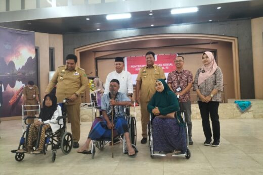 Berkunjung ke Maros Kemensos Serahkan Bantuan Kepada Penyandang Disabilitas