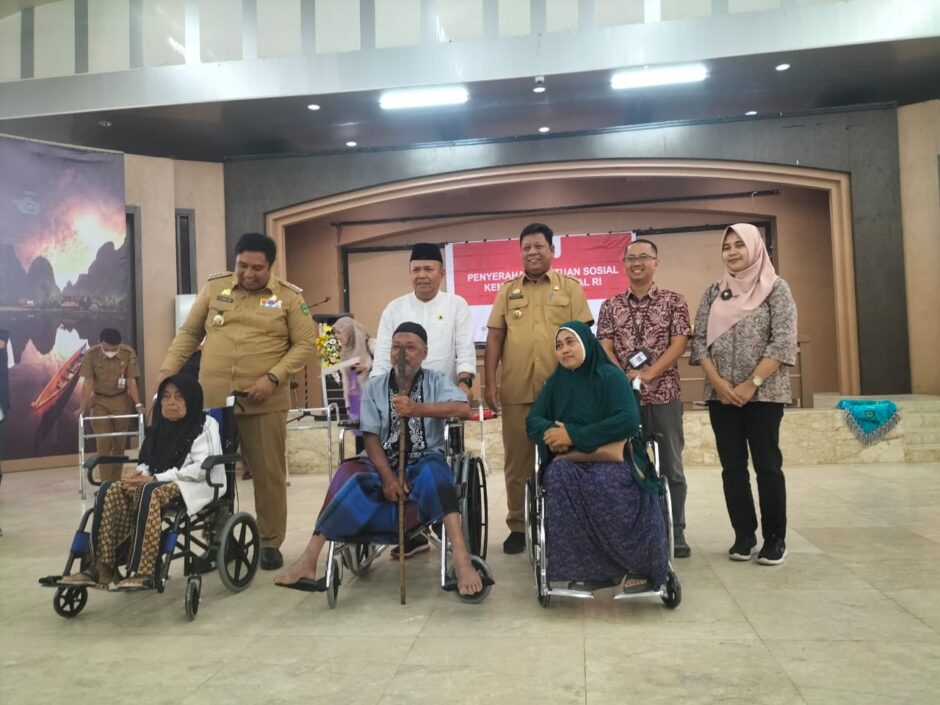 Berkunjung ke Maros Kemensos Serahkan Bantuan Kepada Penyandang Disabilitas