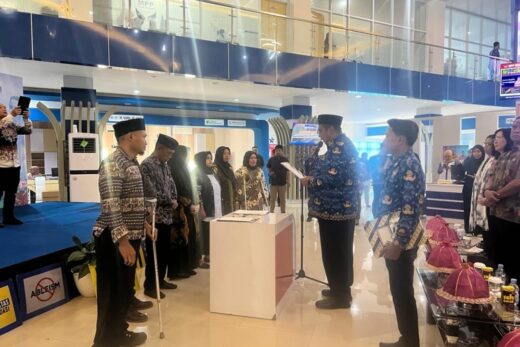 Chaidir Syam Beri Penghargaan Pada Perpustakaan Desa di Maros
