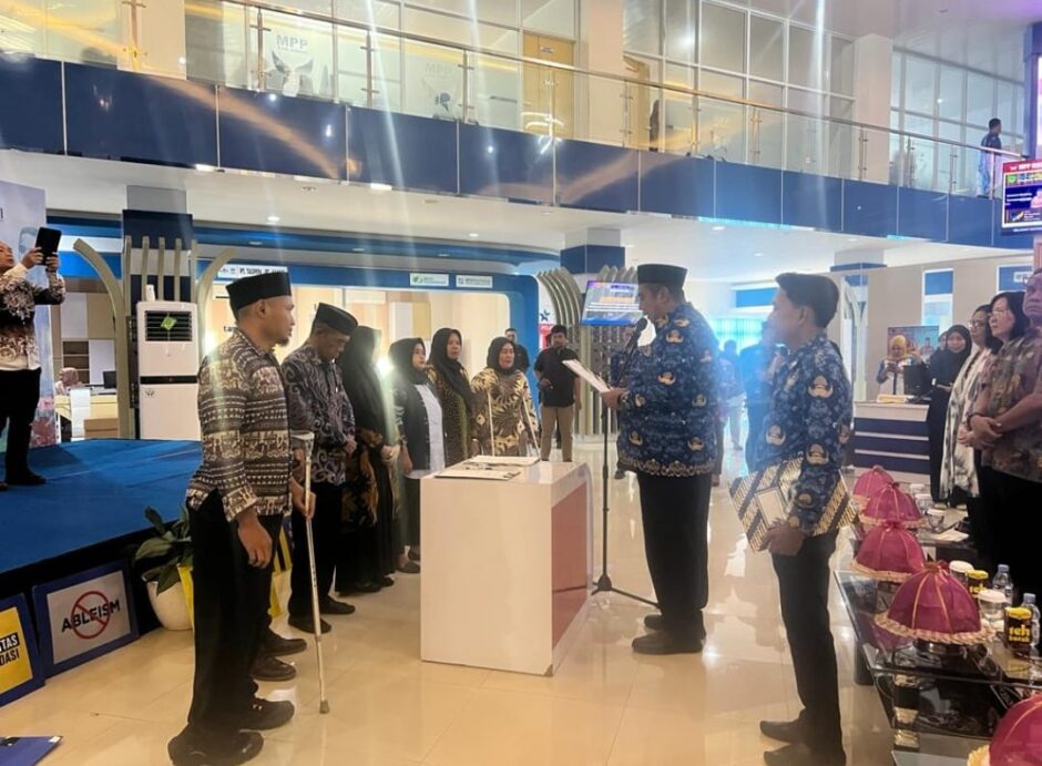 Chaidir Syam Beri Penghargaan Pada Perpustakaan Desa di Maros