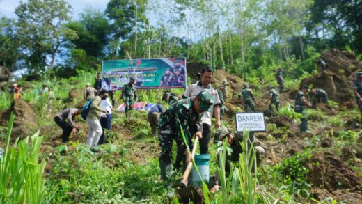 Mencapai Indonesia Bersih Sehat dan Hijau, TNI di Maros Tanam Pohon dan Bersihkan Drainase