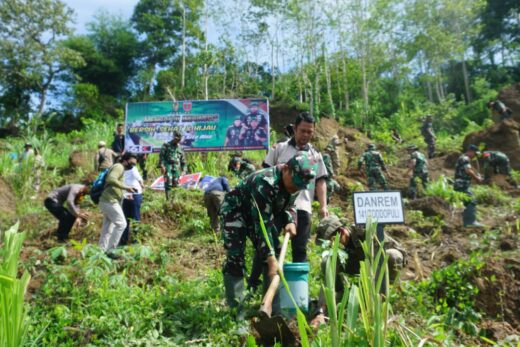 Mencapai Indonesia Bersih Sehat dan Hijau, TNI di Maros Tanam Pohon dan Bersihkan Drainase