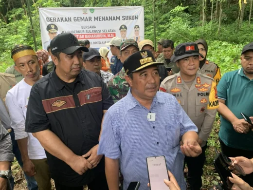 Didampingi Bupati, PJ Gubernur Lakukan Penanaman Sukun di Kabupaten Maros