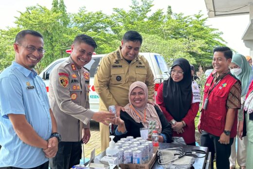 Polres Maros Bersama Pemkab Maros Berikan Pelayanan Kesehatan Gratis ke Petugas TPS