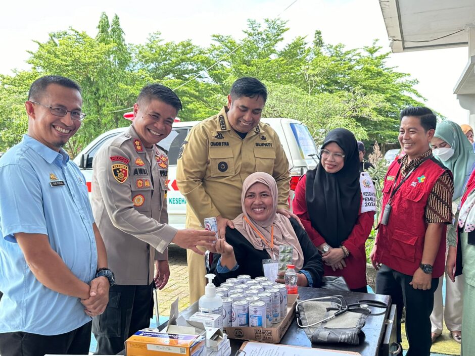Polres Maros Bersama Pemkab Maros Berikan Pelayanan Kesehatan Gratis ke Petugas TPS