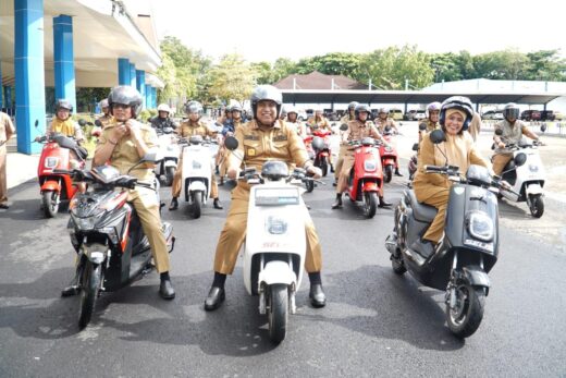 Chaidir Syam Bagikan 23 Motor Listrik ke Seluruh Lurah di Maros