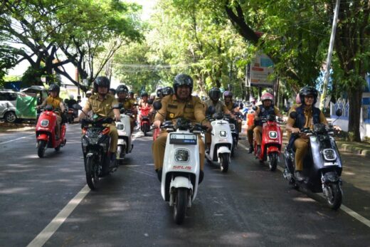 Rayakan 3 Tahun Kebersamaan, Chaidir-Suhartina Berkeliling Kota Maros Dengan Motor Listrik