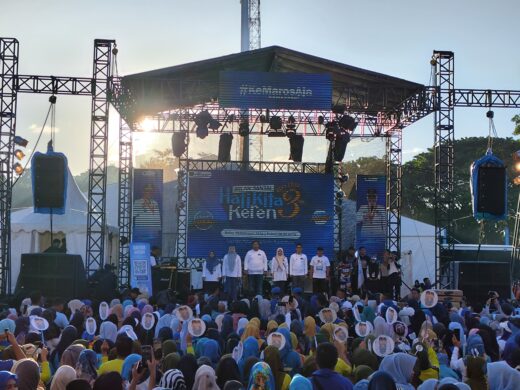 Sambut 3 Tahun Kepemimpinan, Bupati dan Wabup Maros Serahkan Hadiah Umroh