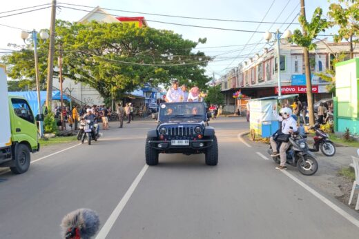 Warga Maros Penuhi Ruas Jalan Sambut Pawai Piala Adipura