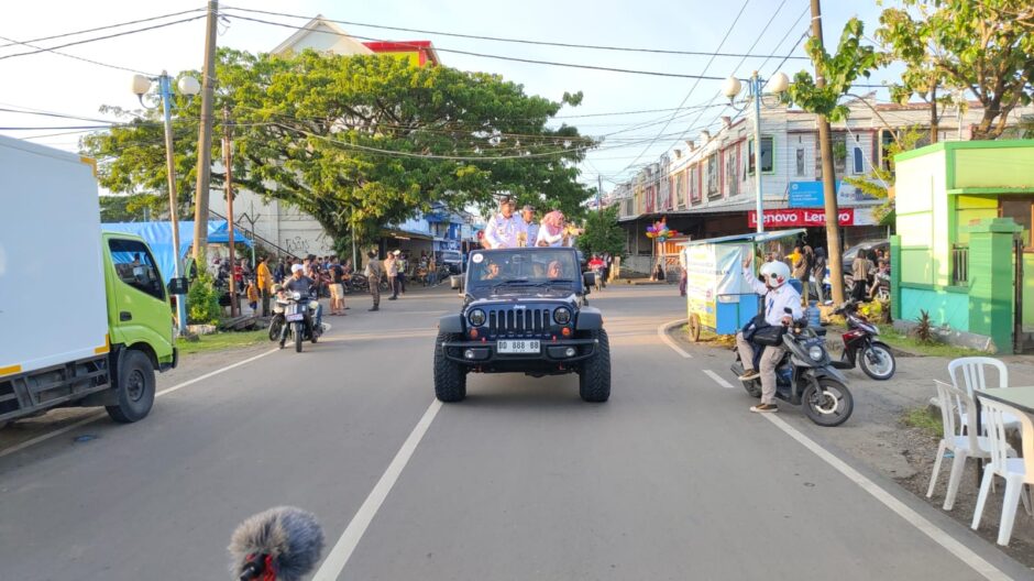 Warga Maros Penuhi Ruas Jalan Sambut Pawai Piala Adipura