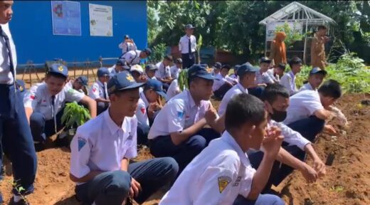 Peringati Hari Bumi Siswa SMPN 16 Mandai Tanam Seribu Pohon