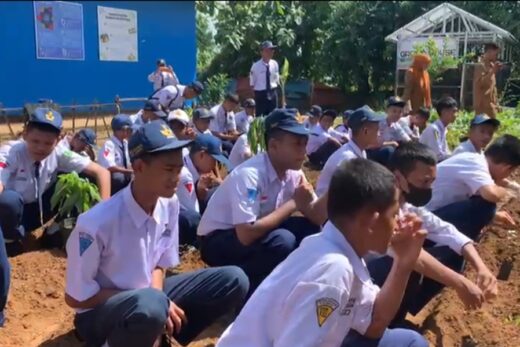 Peringati Hari Bumi Siswa SMPN 16 Mandai Tanam Seribu Pohon