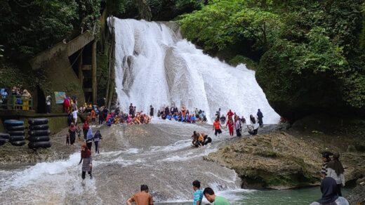 Libur Panjang Wisata Alam Air Terjun Bantimurung Dibanjiri Wisatawan