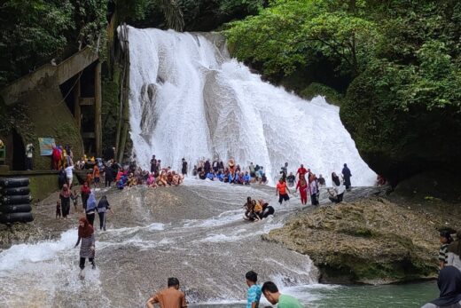 Libur Panjang Wisata Alam Air Terjun Bantimurung Dibanjiri Wisatawan
