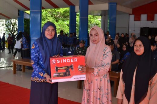 Pemkab Maros Serahkan 20 Bantuan Mesin Jahit Kepada Warga