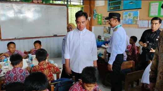 Kunker ke Maros Wapres Gibran Uji Coba Pembagian Paket Makanan Bergizi d Sekolah