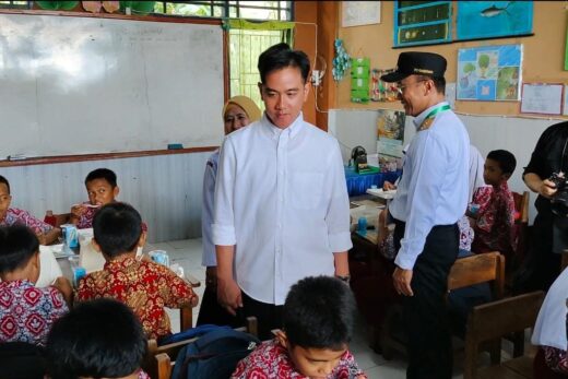 Kunker ke Maros Wapres Gibran Uji Coba Pembagian Paket Makanan Bergizi d Sekolah