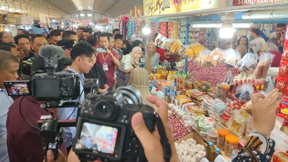 Wapres Kunker ke Pasar Tramo, Plt Bupati Maros Untuk Berdialog Dengan Pedagang
