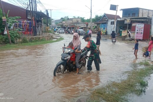 Sertu Muh. Yusuf: Babinsa Tangguh yang Bantu Warga Lewati Jalan Banjir di Maros