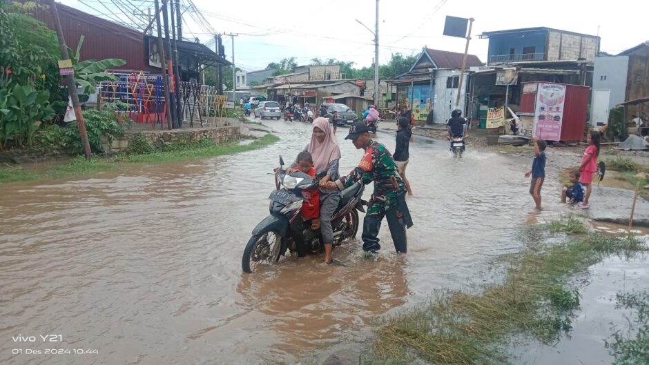Sertu Muh. Yusuf: Babinsa Tangguh yang Bantu Warga Lewati Jalan Banjir di Maros