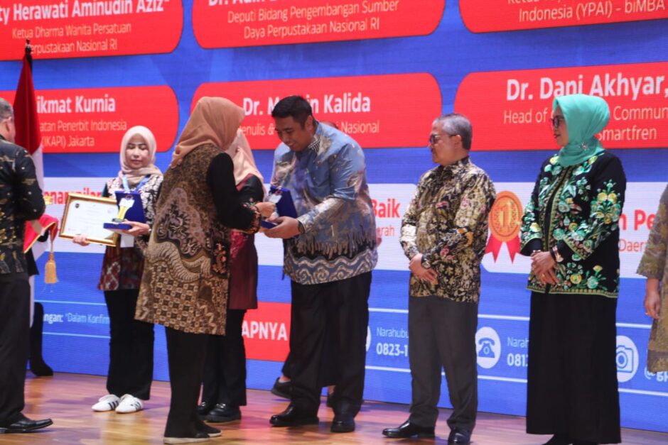 Bupati Maros Kembali Raih Penghargaan di Bidang Literasi