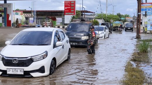 Babinsa Bantu Warga di Jalan Tergenang Moncongloe untuk Atasi Kemacetan
