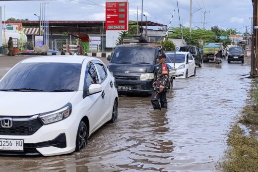 Babinsa Bantu Warga di Jalan Tergenang Moncongloe untuk Atasi Kemacetan