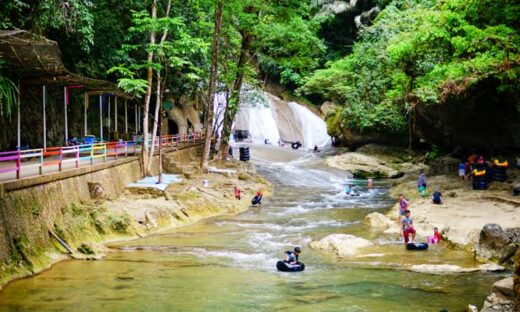 Libur Panjang, Ratusan Pengunjung Berlibur di Air Terjun Bantimurung 