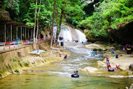 Libur Panjang, Ratusan Pengunjung Berlibur di Air Terjun Bantimurung 