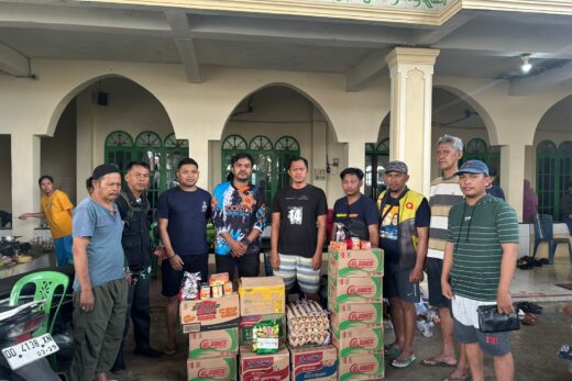 Bakti Sosial di Tengah Bencana: Pemerintah Desa dan Babinsa Moncongloe Beri Bantuan Sembako
